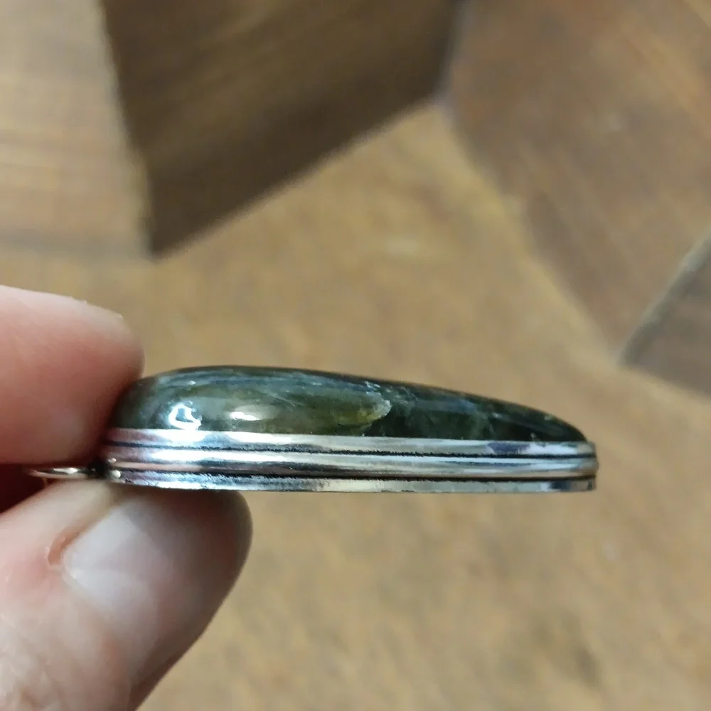 Elegant Silver Pendant with Iridescent Stone - Picture 5 of 6